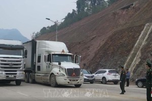 谅山每天逾千辆货车通关