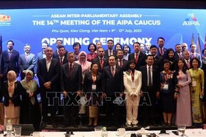 与会代表合照留念。（图：越通社）