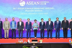 各外交部长在会议上合照留念。（图：越通社）