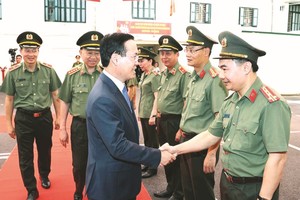 国家主席武文赏看望内部政治安宁局干部。（图：越通社）