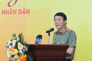 公安部副部长梁三光上将在仪式上致词。（图：公安部）