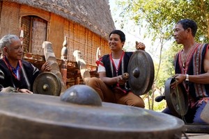 村长老克晓向年轻人传授锣钲文化。