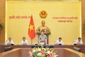 国会主席王廷惠（中）致开幕词。（图：VOV）