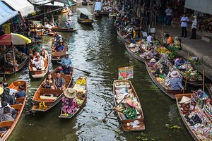 泰国“丹能莎朵水上市场”。