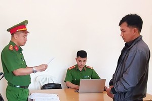 执法警员向嫌犯阮祥科宣读拘捕令。（图：警方提供）