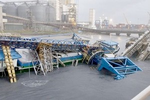 两艘货轮相撞，导致栈桥断裂，设备全部坠落水中。（图：黑明）