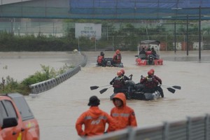 7月15日，在韩国忠清北道清州市，警察和消防人员进行搜救工作。（图：新华社）