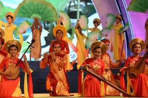 建设和发展新时期文学艺术