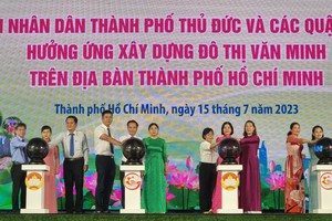 市与郡领导参加发动仪式。