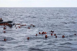 非政府组织的“张开双臂”小组在地中海沿岸营救移民和难民。（图：AP）