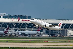 16日上午第二架国产C919大型客机从上海浦东国际机场调机飞往上海虹桥国际机场，正式“入列”东航机队。（图：互联网）