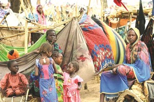 人们在距离乍得与苏丹边界５公里处的一个难民入境点寻求庇护。（图：联合国）