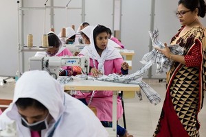 在孟加拉国达卡参加缝纫培训的年轻女性。（图：联合国）