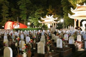 广治省长山国家烈士陵园夜间一隅。（图：NDO）