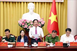 国家主席办公厅副主任范青河（中）主持新闻发布会。（图：越通社）