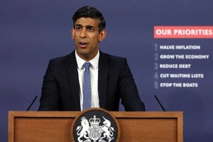 当地时间2023年7月13日，英国伦敦，英国首相苏纳克在唐宁街9号举行的新闻发布会上就公共部门薪酬问题发表讲话。（图：Getty Images）