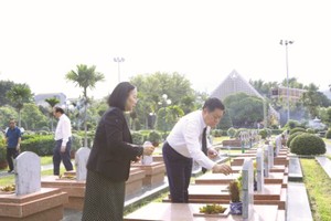 上香缅怀英雄烈士