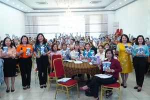 越南妇女联合会南部工作处代表与安江省妇女联合会配合举办为民众提高法律知识的活动。