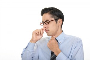 男子反覆口臭还咳出“白米粒”？