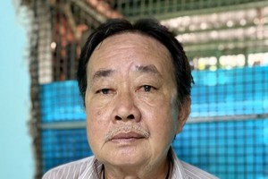 双眼失明老汉过活难