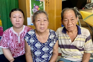 韩美云（左一）与父母黄氏海和韩草。