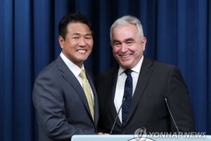 韩国家安保室第一次长金泰孝（左）和美国家安全委员会印太协调员共同会见记者。（图：韩联社）