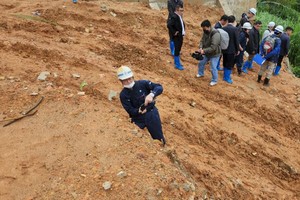 日本专家勘察大勒市山体滑坡现场。（图：TTO）