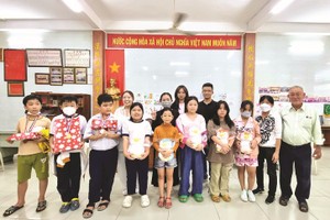 颍川双语学校暨华文中心颁奖给获奖学生。