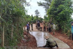 第三军团部队、战士辅助嘉莱省芒阳县赫拉乡卡洛卡叻(Krot Kret)村村民建设水泥路。