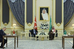 土耳其总统埃尔多安和沙特王储兼首相穆罕默德·本·萨勒曼见证两国签署多项合作协议。（图：土耳其阿纳多卢通讯社）