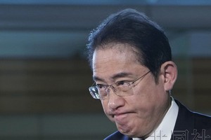 日本首相岸田文雄就朝鲜发射短程弹道导弹一事接受采访。（图：共同社）