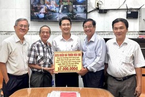 土龙木天后宫理事会代表向土龙木市祖国阵线委员会赞助3700万元关照地方华人优抚政策家庭、对革命有功者和荣军。