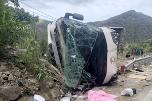 本月18日在庆和省庆永县山泰乡布朗村27C国道庆黎岭发生一起严重交通事故导致4名中国游客罹难。图为事故现场。（图：TT）