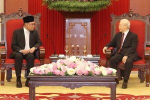 党中央总书记阮富仲接见马来西亚首相安瓦尔‧易卜拉欣。（图：越通社）