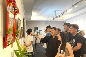 华青收藏家刘金钟向年轻观众介绍华人镜画。