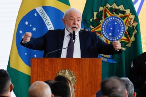 7月21日，在巴西首都巴西利亚，巴西总统路易斯·伊纳西奥·卢拉·达席尔瓦签署政令后发表讲话。（图：AFP）