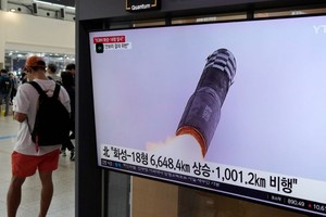 韩军表示探测到朝鲜向朝鲜半岛西部海域，发射多枚巡航导弹。图为韩国传媒之前对平壤发射导弹的报导。（图：AP）