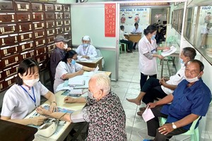 各医师为荣军烈属诊病。