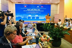 国民经济大学与《越南经济杂志》近日联合举行主题为「在新背景下恢复总需求，并促进增长」的今年上半年宏观经济座谈会。