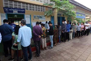 7月23日，选民在柬埔寨首都金边一处投票站排队投票。。（图：新华社）