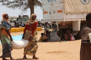 苏丹难民在乍得扎伊布难民营领取食品援助。（图：联合国）