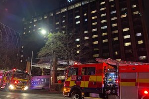 22日晚，新西兰女足国家队下榻的普尔曼酒店遭火灾险情。（图：互联网）