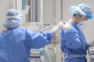 医护人员互相勉励。 （图：韩联社）