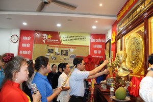 与会代表在胡志明文化空间虔敬地向胡伯伯上香。（图：陈燕）