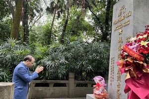 越南驻中国广州总领事武越英祭拜范鸿泰烈士。（图：越通社）