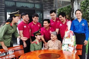 探望古芝县越南英雄母亲