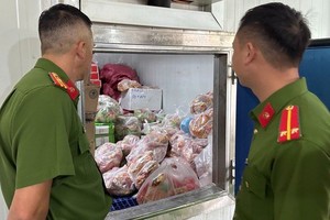 大勒市公安在检查公司、餐馆时发现大量来歷不明的动物内臟。