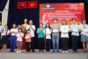 本市向贫困少数民族学生发助学金