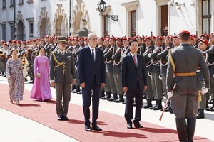 奥地利总统亚历山大‧范德贝伦和夫人主持迎接国家主席武文赏和夫人的欢迎仪式。（图：越通社）