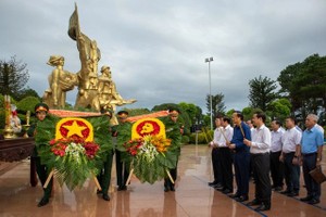 中央内政部长潘廷擢、劳动与荣军社会部长陶玉容及代表团在达乐省烈士陵园上香缅怀历代英雄烈士。（图：VTV）